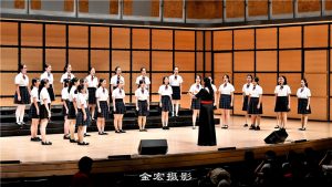 来访的中国代表团打出这一手势