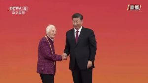刚刚,习近平向一位加拿大人颁发了【共和国友谊勋章】