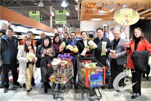 胡子修参议员与联邦副部长华人超市大购其物