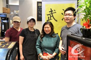 伍凤仪部长亲临【武汉热干面】为华商加油打气