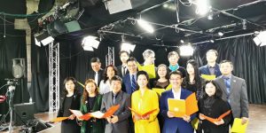 为武汉加油！让世界充满爱！万锦市市长薛家平与多伦多华裔媒体人共同录制MV