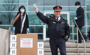 华联总会紧急捐赠当地警局防护口罩