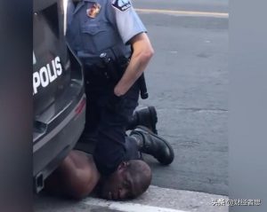 美国警察竟将黑人压死【视频】