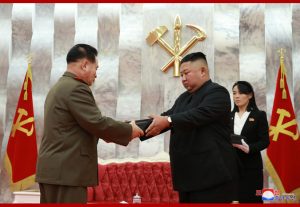 金正恩向人民军将领授予纪念手枪