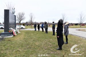 多伦多华人社团向【南京大屠杀遇难者纪念碑】敬献花圈