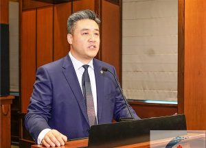 加议会全票通过董晗鹏议员反歧视亚裔动议
