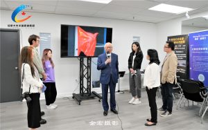 陈丙丁律师向华裔青年介绍25年前出席香港回归交接仪式盛况