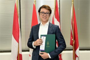 中加青年经济文化促进会长翁子豪荣获英女王伊丽莎白二世陛下白金禧奖章