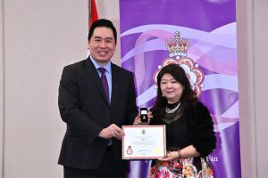 加拿大华人妇女联合会会长徐凌荣获女王伊丽莎白二世白金禧奖章