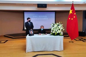 多伦多华联总会两副主席到中领馆悼念江泽民逝世