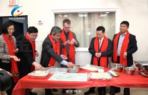 多伦多中国领事官员和侨胞一起包饺子过大年