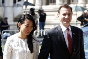 英财政大臣和他的华裔妻子.仨娃都是东方脸儿