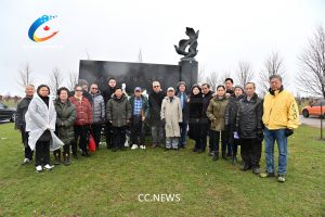 多伦多华侨华人清明【南京大屠杀遇难者纪念碑】前举行祭奠活动