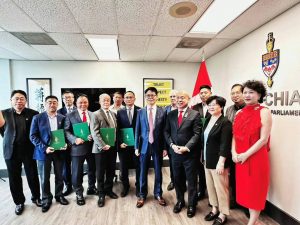 国会议员蒋振宇国庆前颁发伊丽莎白二世女王白金禧年纪念勋章