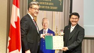 何胡景议员荣获董晗鹏国会议员颁发查理斯国皇三世登基加冕勋章