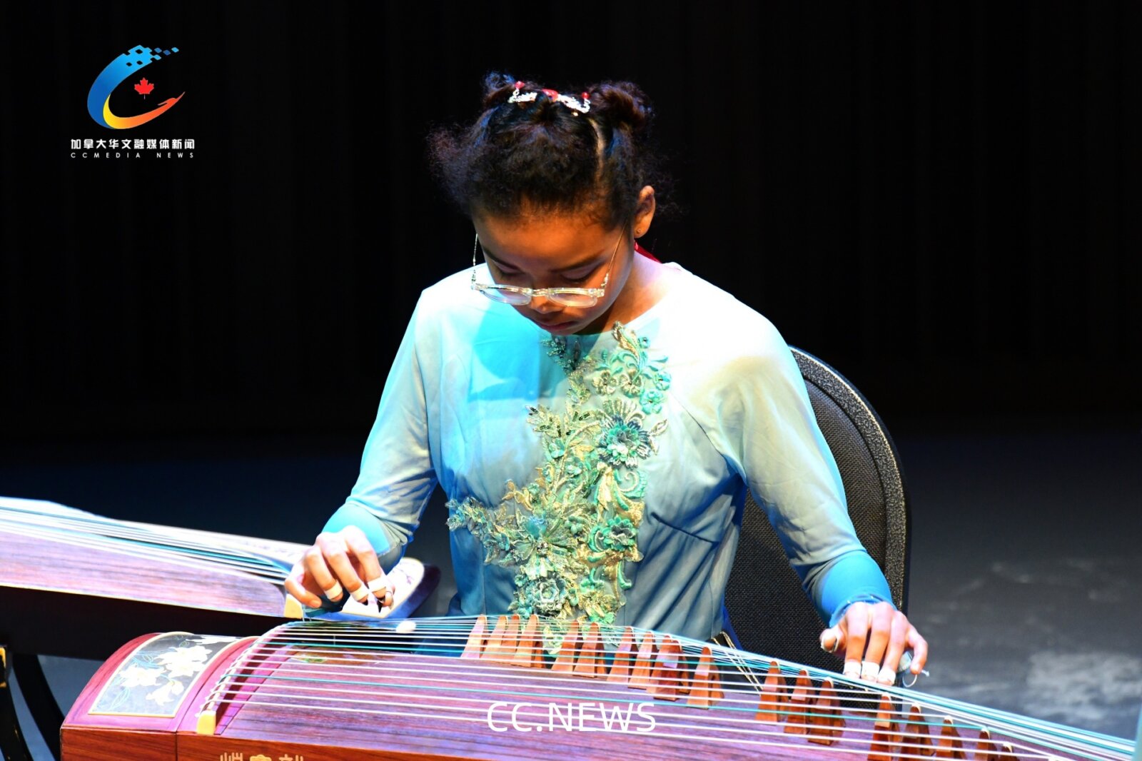 非裔小女孩演奏古筝