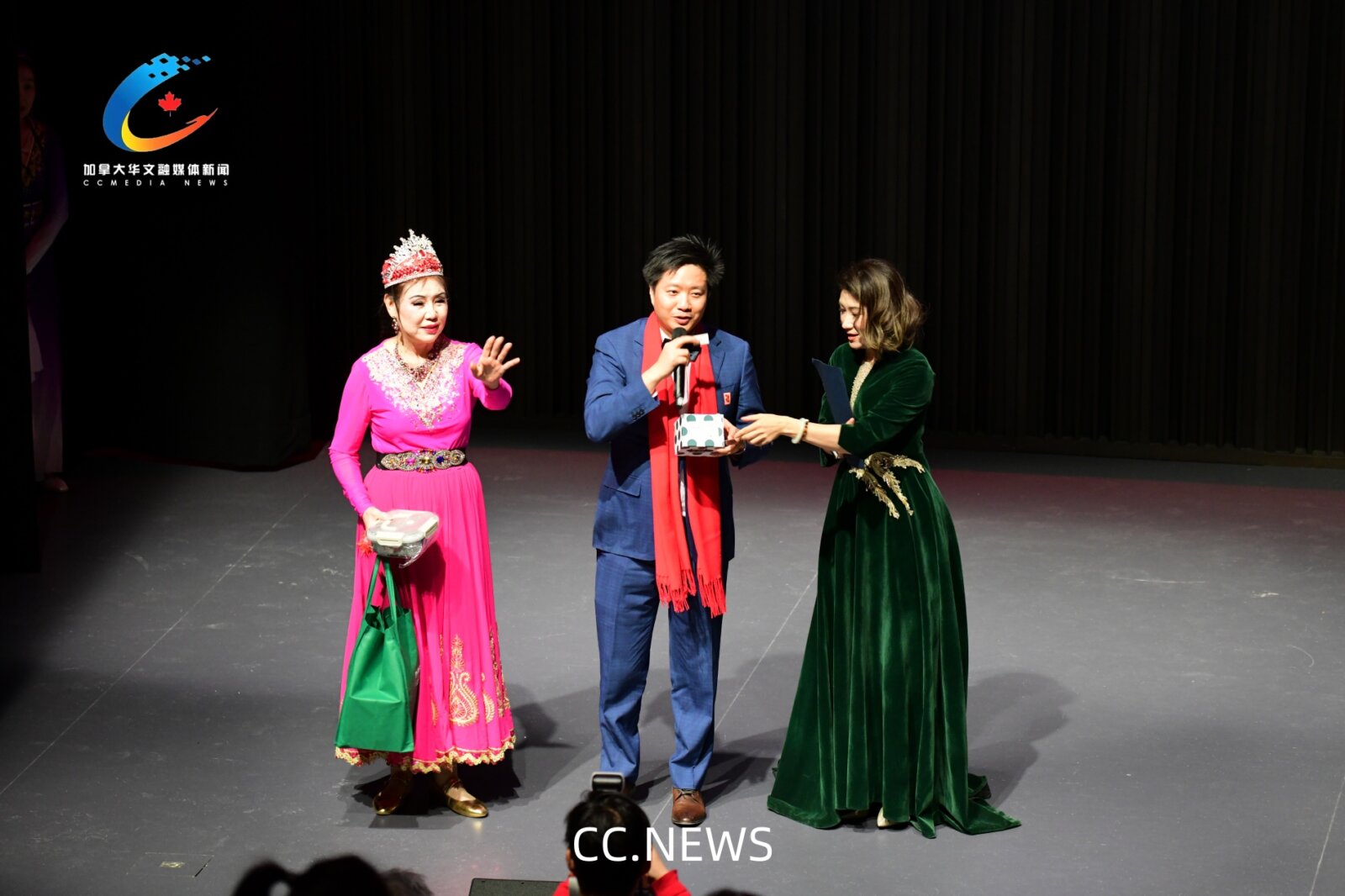 观众等待抽奖结果