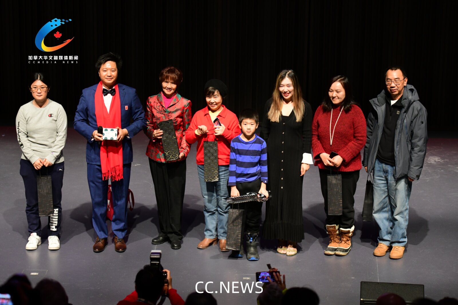 颁奖现场温馨瞬间