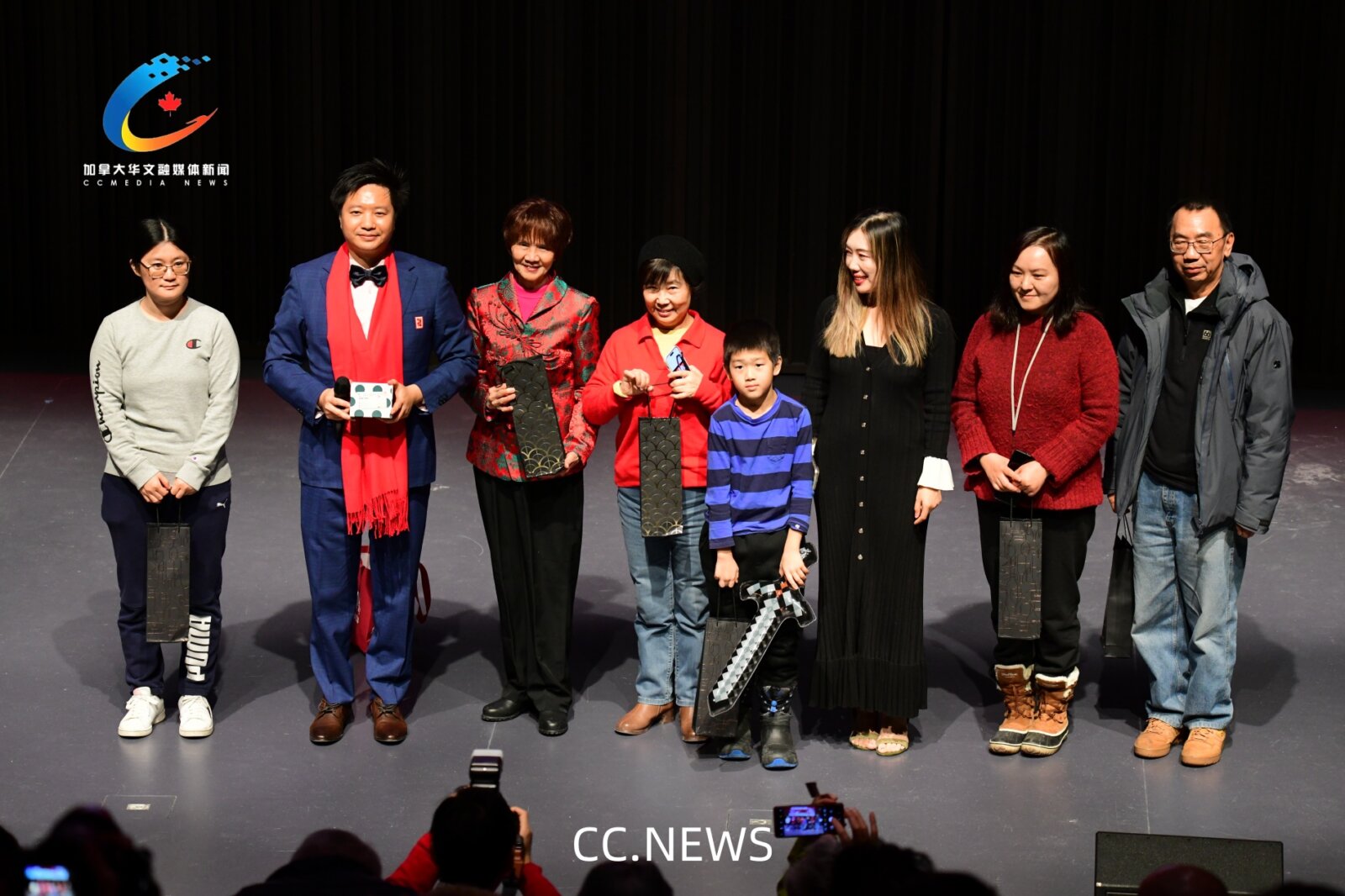 获奖嘉宾与主办方合影