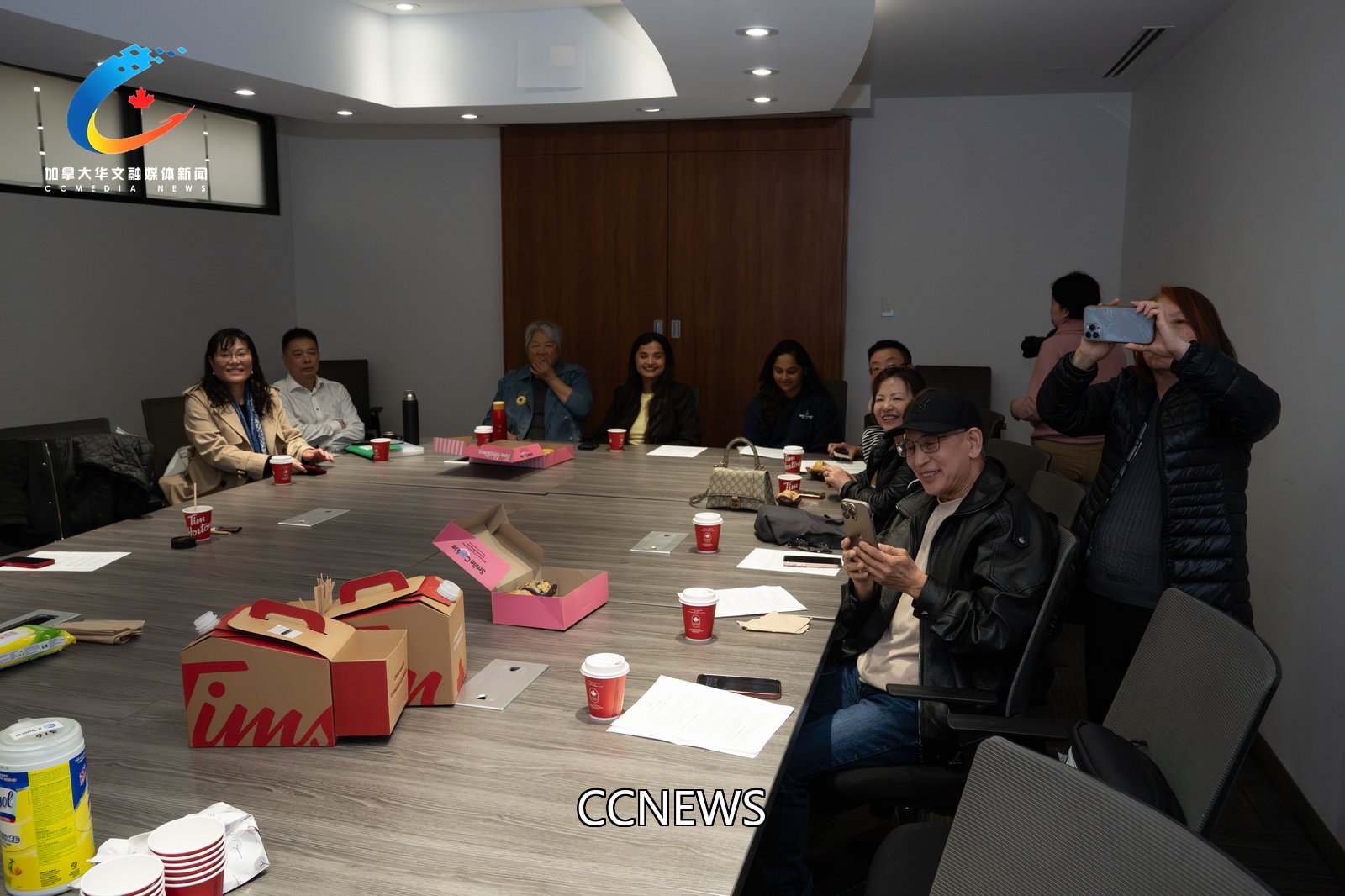 多伦多各界媒体与嘉宾出席平台发布见面会。