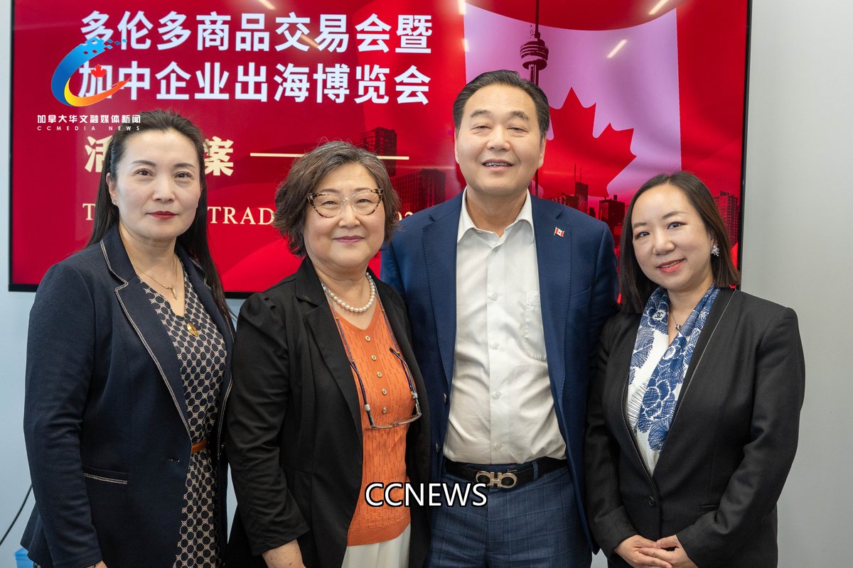 出席活动的主办方及合作机构代表合影。