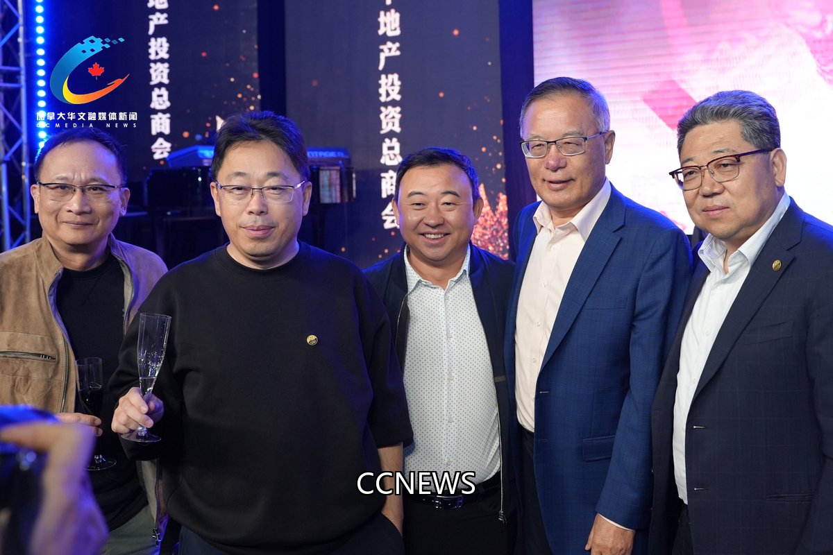 嘉宾在活动现场合影。