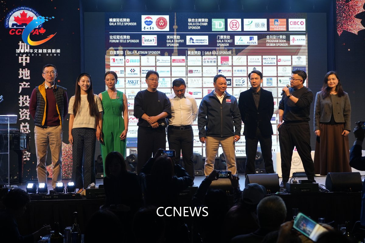 赞助商与嘉宾代表登台合影。