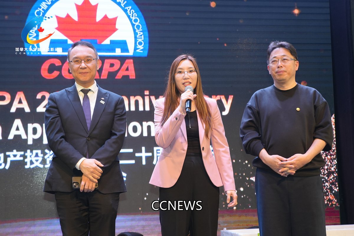 商会代表与嘉宾在舞台上交流分享。