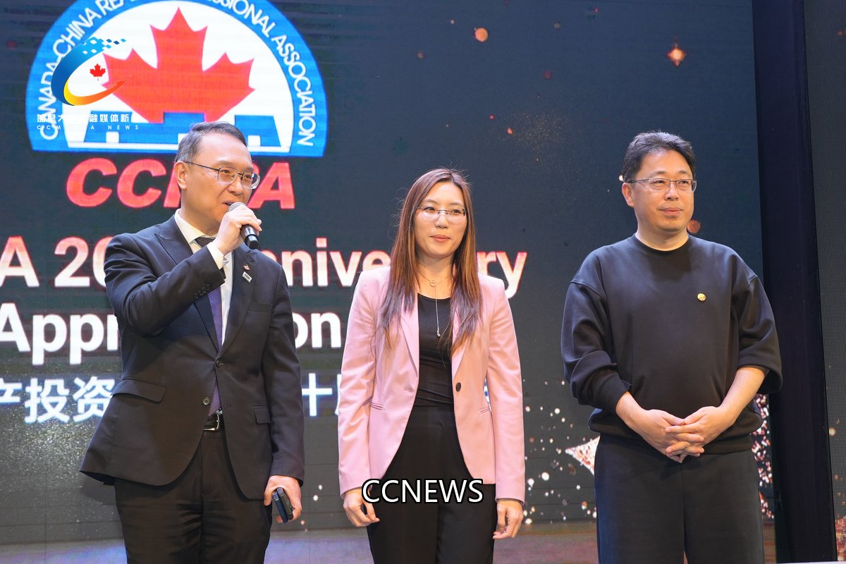 嘉宾代表在现场致辞祝贺。