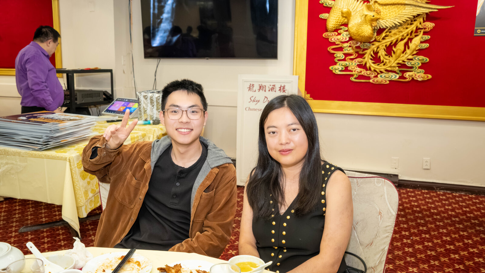 星芸义工协会负责人 Peter Zhao 与丁雪合影