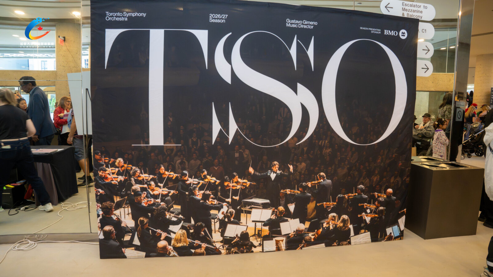 Roy Thomson Hall 大堂内的 TSO 2026/27 乐季主题展板