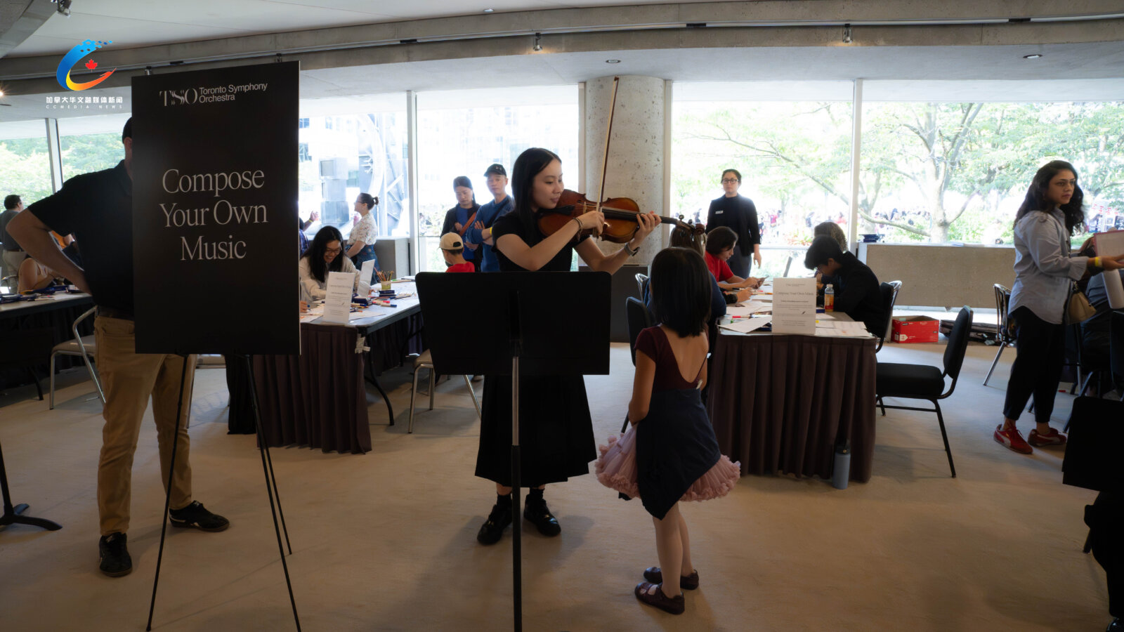 “Compose Your Own Music”互动区，乐手为小观众演奏