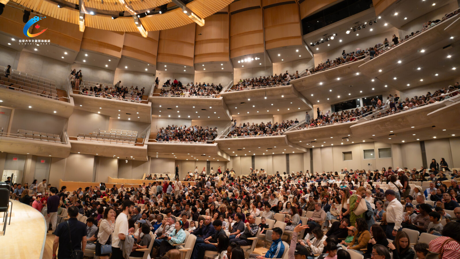 观众陆续进入 Roy Thomson Hall 音乐厅，全场座无虚席