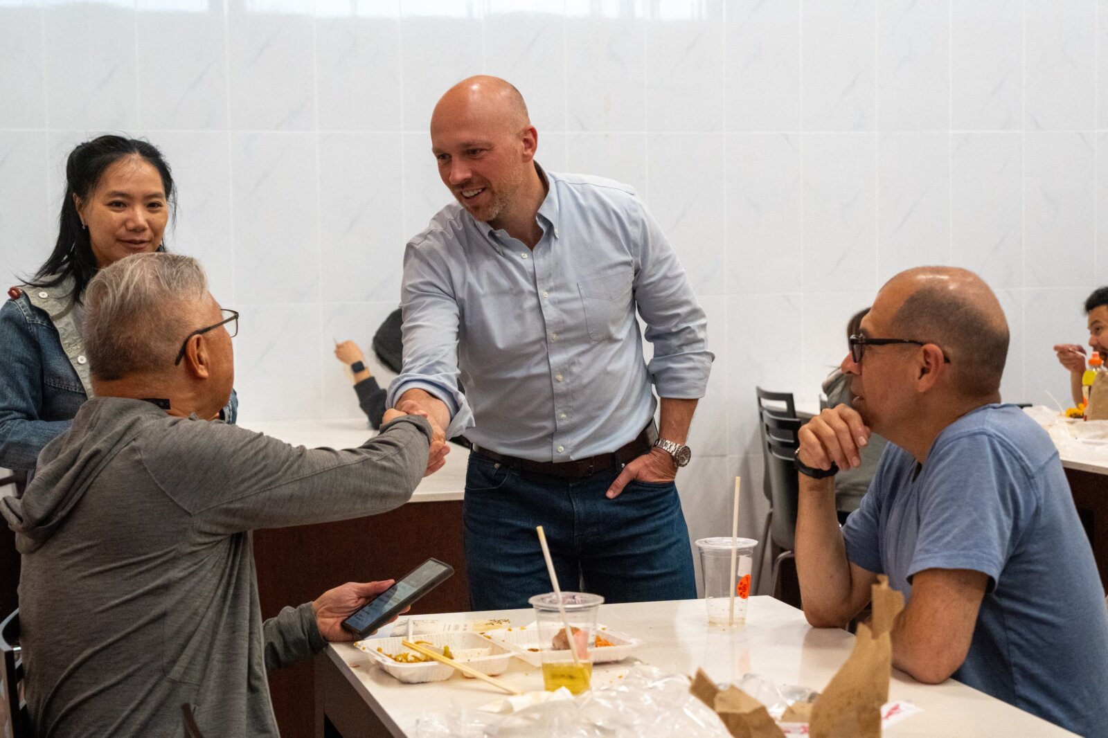 多伦多市长候选人白睿德(Brad Bradford)与华裔长者握手交谈