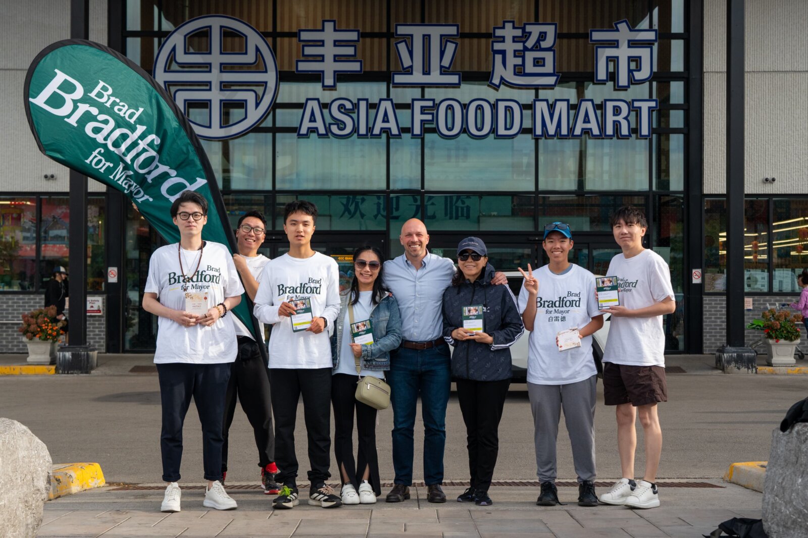 白睿德(Brad Bradford)与竞选义工在丰亚超市(Asia Food Mart)前合影