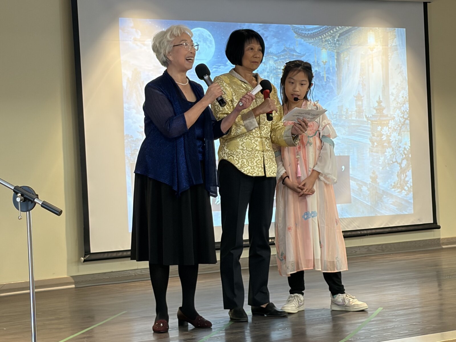 邹至蕙与一位长者住户和一名小朋友,以普通话和粤语共同朗诵《水调歌头·明月几时有》