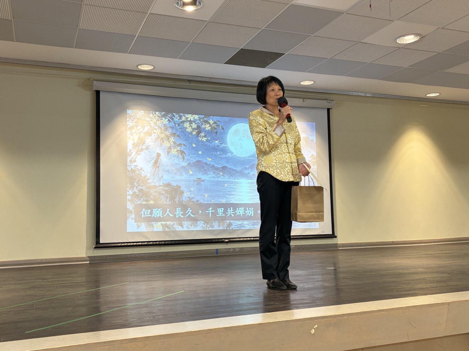 多伦多市长邹至蕙在颐康胡陈金枝松柏新邨向长者致以中秋问候