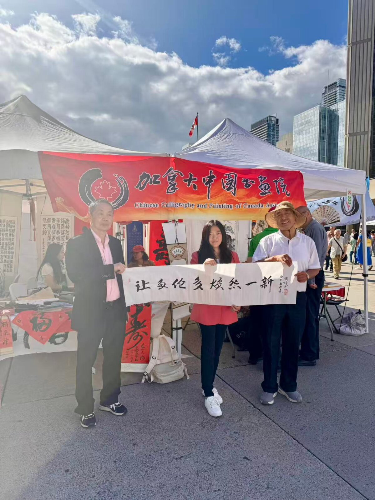 丁雪与加拿大中国书画院代表展示书法作品