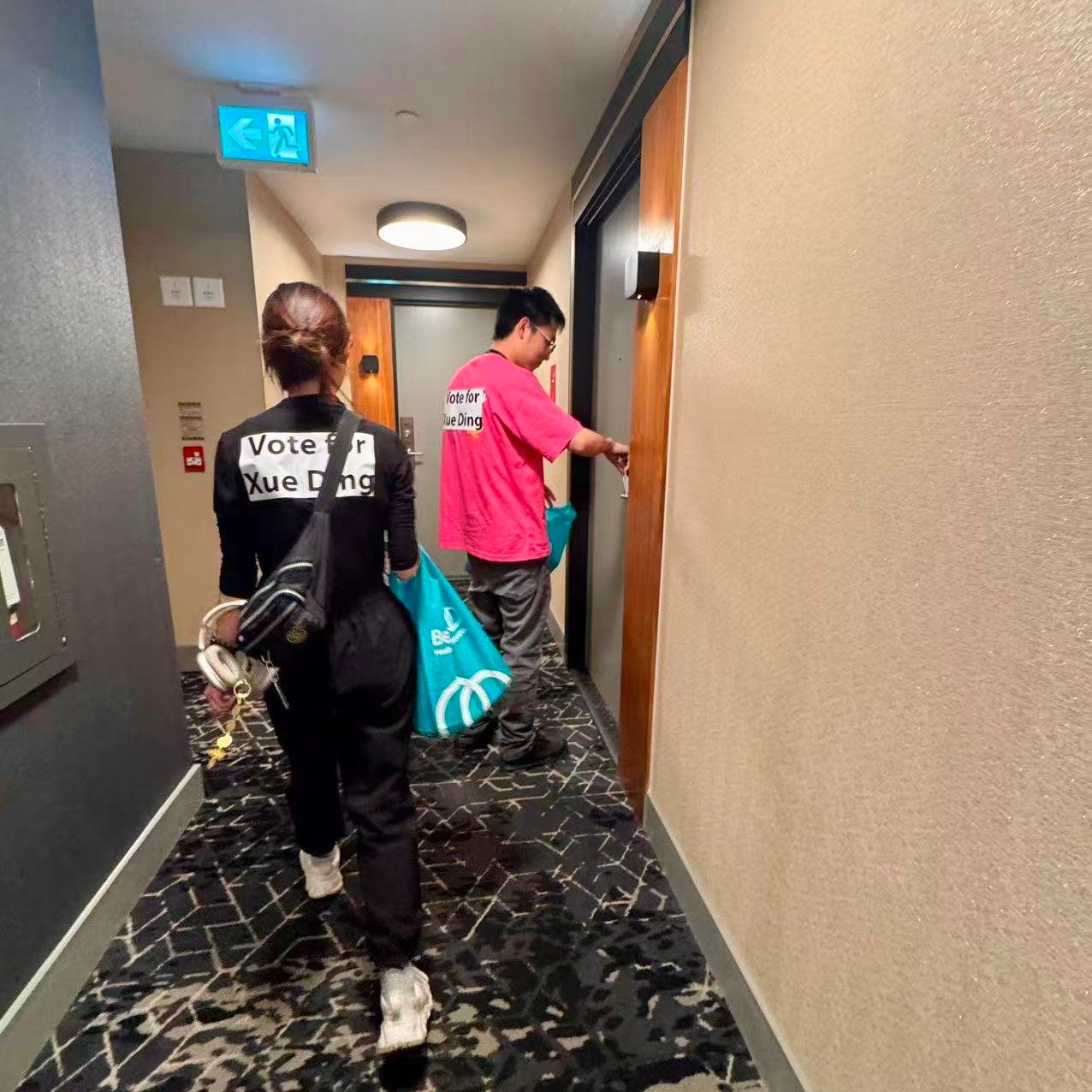 丁雪竞选团队在社区逐户敲门拜票