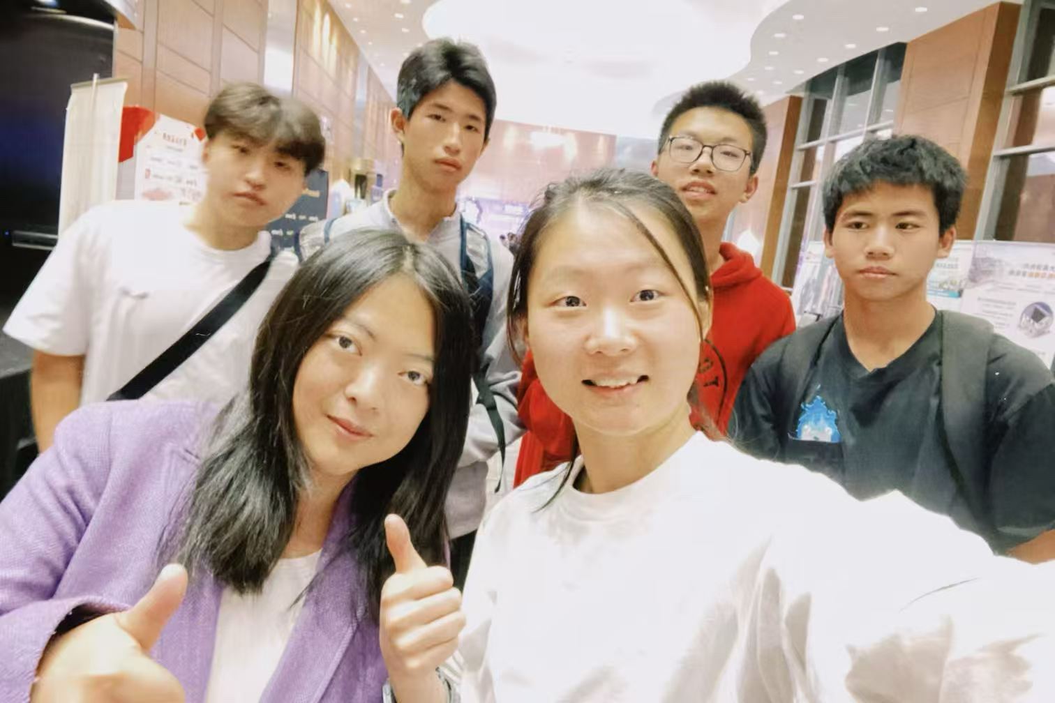 丁雪与多伦多青年学子合影