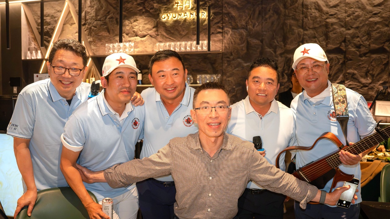 晚宴现场嘉宾互动合影