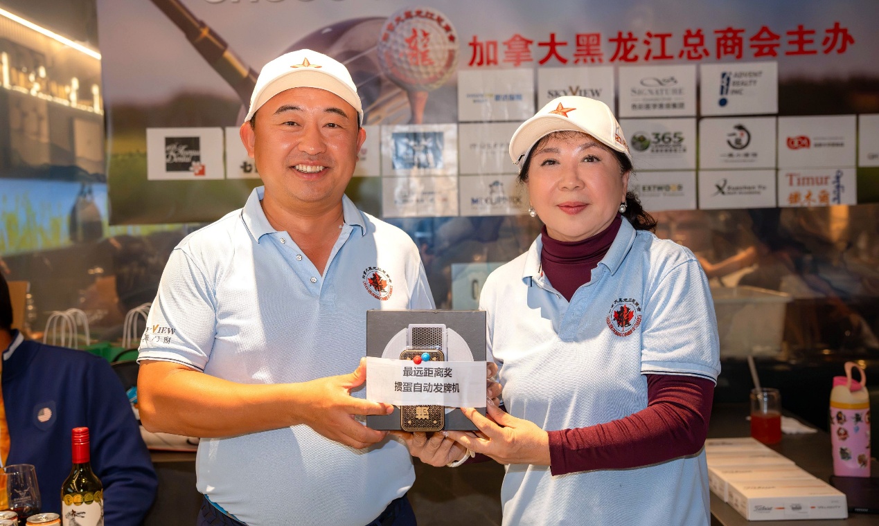 颁奖时刻，优胜团队与球手捧起奖杯与奖品