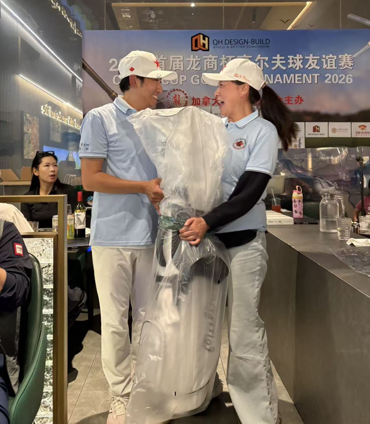 颁奖时刻，优胜团队与球手捧起奖杯与奖品