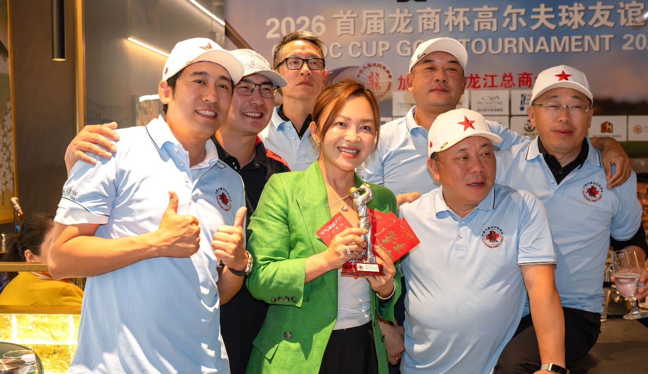 颁奖时刻，优胜团队与球手捧起奖杯与奖品
