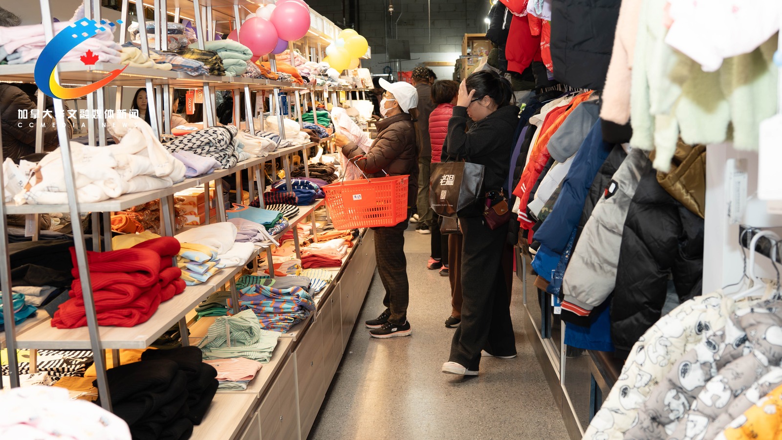 开业当天众多顾客与家庭结伴进店挑选心仪的高性价比童装