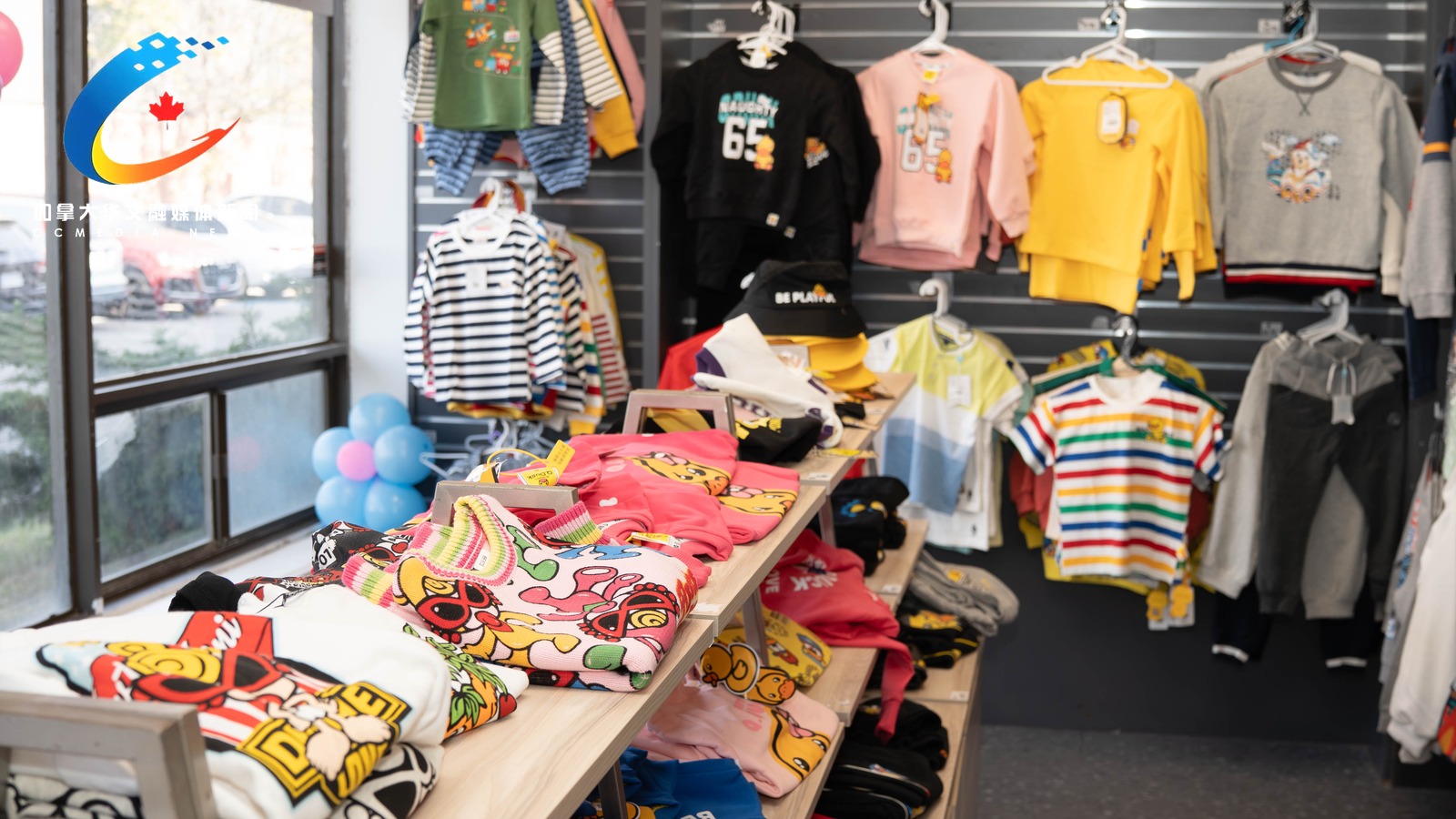 老温商城店内陈列的各年龄段品牌童装、潮流服饰及秋冬保暖衣物